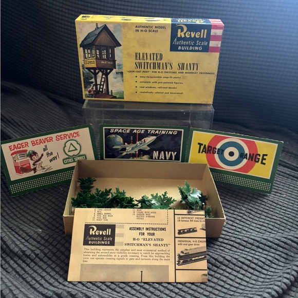 Revell Elevated Switchman's Shanty Model Kit Box - with Plastic Trees - Picture 1 of 4